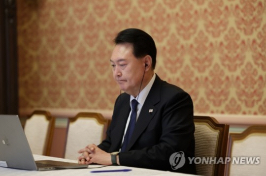 윤석열 대통령이 15일(현지시간)  유럽 순방 중 한덕수 국무총리 등이 참석한 서울 중앙재난안전대책본부와 화상으로 연결해 집중 호우 관련 수해 피해 상황을 점검하고 있다. 연합뉴스